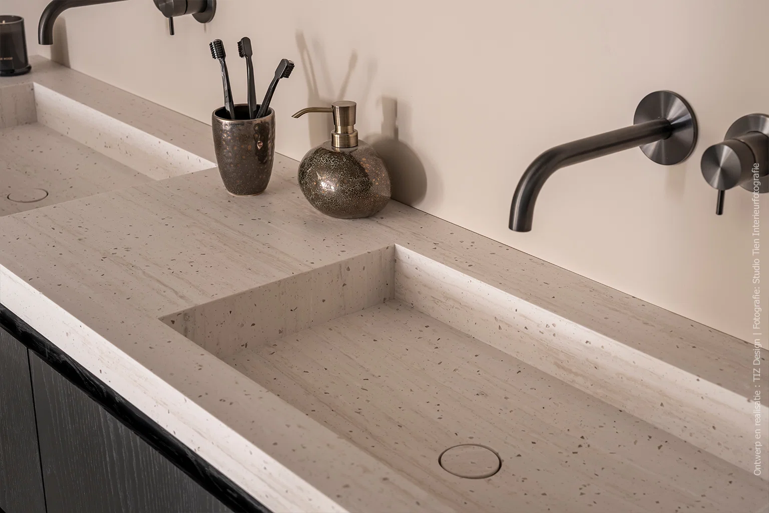 Nowoczesna łazienka z bezspoinową umywalką solid surface Durasein